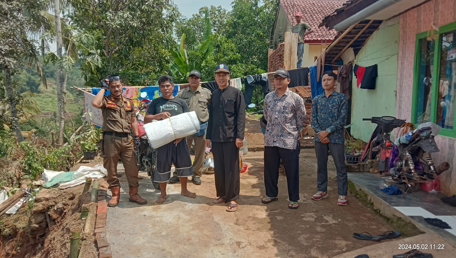 Penyerahan_Bantuan_Karung.jpg